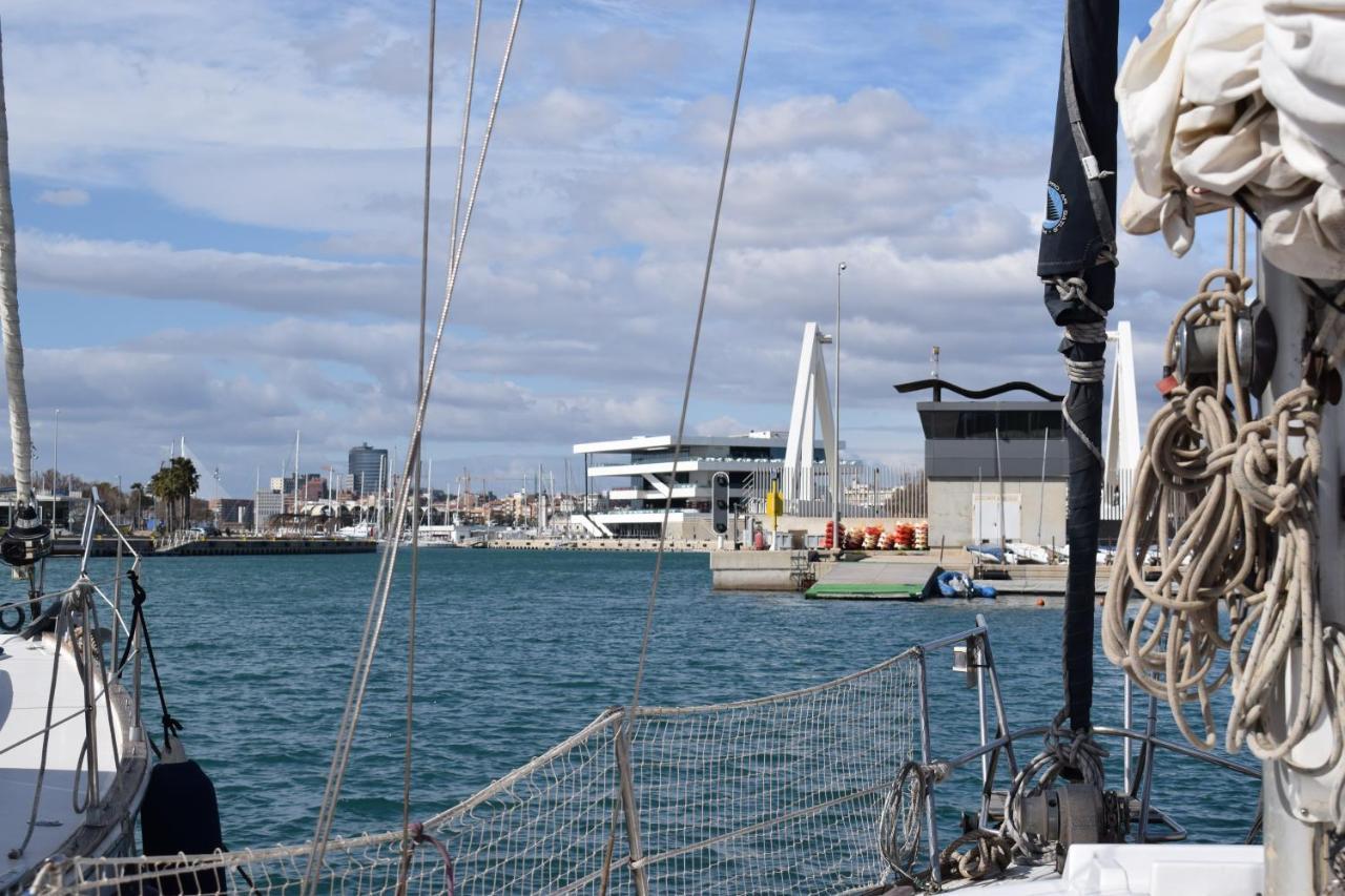 Velero En Puerto De Valencia - E&M Boats Hotel Exterior photo
