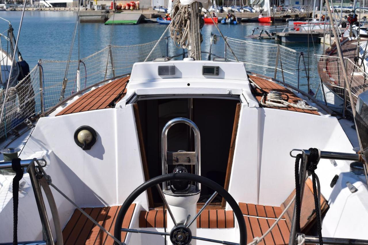 Velero En Puerto De Valencia - E&M Boats Hotel Exterior photo